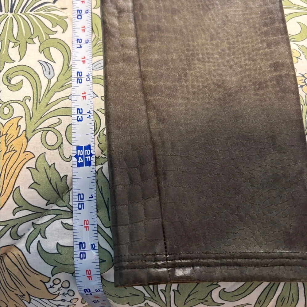 SPANX Crocodile Texture Shades of Olive Leggings - Picture 9 of 9